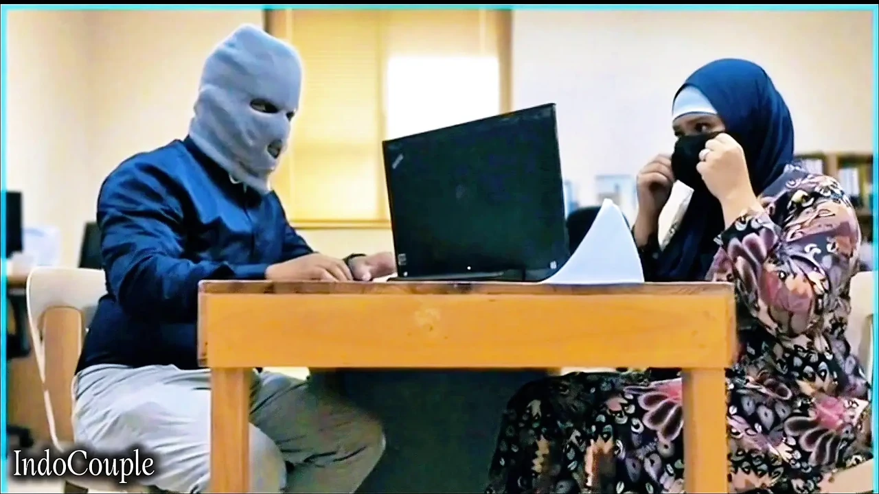Istri Muslim Berhijab Selingkuh Sama Teman Kantornya. Sekretaris Selingkuh Lagi Asik Muasin Memeknya Pakai Vibrator Favoritnya P