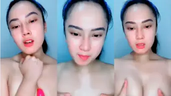 Elus Payudara Berkeringat Sambil Main Dildo