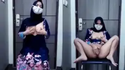 Gadis Berjilbab Hitam Muncrat Deras Di Ambang Pintu