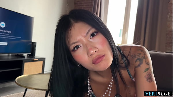Dia Ketahuan Adik Tirinya Yang Oriental Lagi Kirim Foto Bugil!