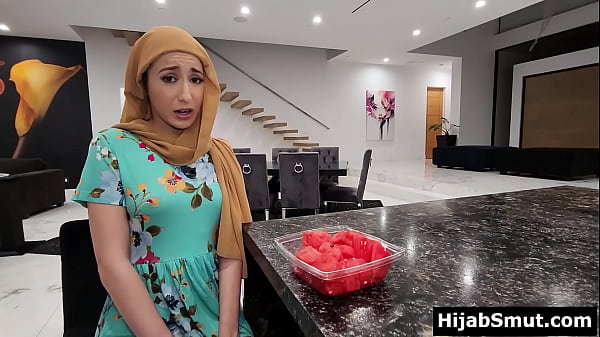 Gadis Muslimah Pemalu Mengisap Teman Amerika-nya Dengan Penuh Gairah