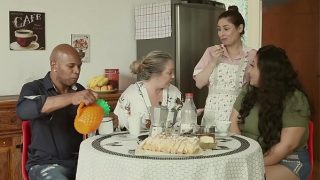 Rumah Mesum – Suami Ditipu, Ibu Jalang, Dan Pembantu Nyepong Semua Orang | Emme White, Alessandra Maia, Agatha Ludovino, Capoeira.