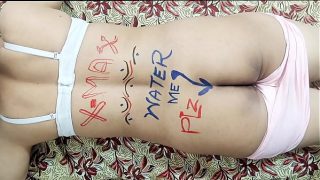 Malam Pergantian Tahun, Dildo Menggila Di Bokong Dan Memeknya Yang Tersembunyi Di Balik Gaun Merah, Bra Putih, Dan Hijab Hitam