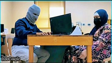 Istri Berhijab Yang Alim Ternyata Selingkuh Dengan Rekan Kantor, Diam-diam Puaskan Nafsu Dengan Vibrator Kesayangan Di Meja Sekretaris.