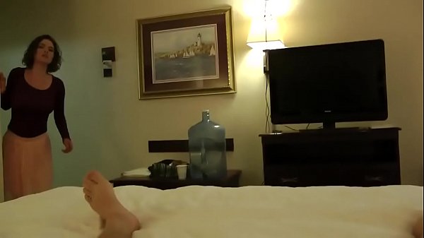 Ibu Tiri Tak Tahan Mengisap Kontolku Saat Ayah Tiriku Pergi