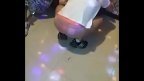 노래방에서 팬티 벗고 음란한 춤 – 딸자닷컴