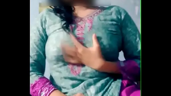 Gadis India Tersesat Di Kamar, Genjot Dada Montoknya Sendiri Di Depan Webcam!