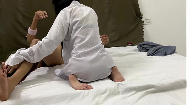 Adik Tiriku Telanjang Malam Itu Dan Naik Ke Batang Besarku