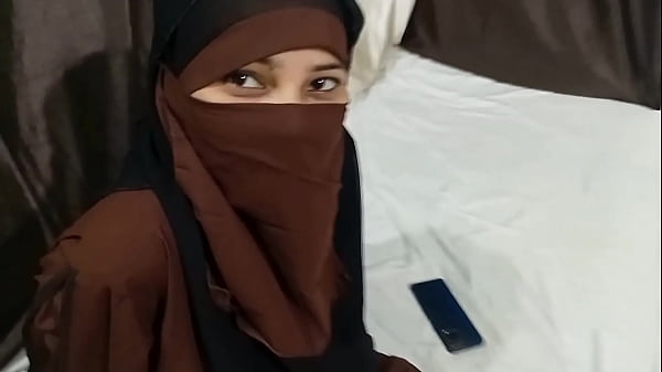 सेक्सी मुस्लिम बहन ने अपने सौतेले भाई के साथ बिस्तर पर हिजाब उठाकर जंगली चुदाई की