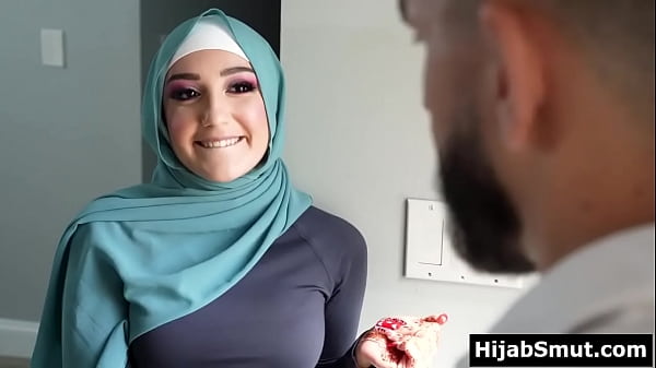 Gadis Muslimah Digembleng Pelatih Sepak Bolanya Dengan Cara Yang Intim