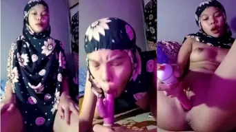 Anggi Berjilbab Menggoda, Menggairahkan Diri Sendiri Di Kamar