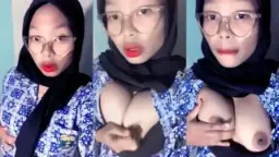 Gadis Berhijab Bergaya Batik Yang Menggoda Usai Kelas