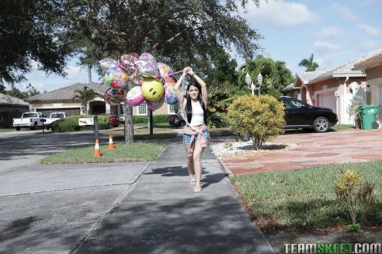 Mini Mungil – Jessica Jewels Dalam 99 Balon Kepala