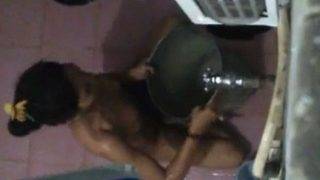 Video Pengintip Mandi Pembantu India