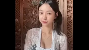 Sindi, Gadis Yang Menggoda Dengan Setiap Lenggok Tubuhnya