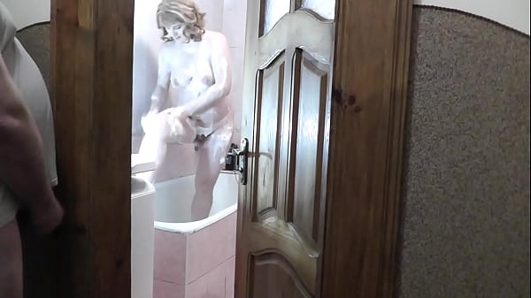 Putri Tiri Mandi, Ayah Tiri Mengintip, Masturbasi Dan Ejakulasi Di Bawah Pintu Kamar Mandi