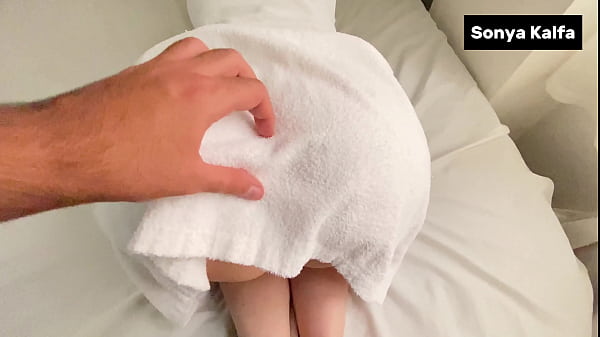 Ibu Tiri Seksi Digituin Usai Berenang