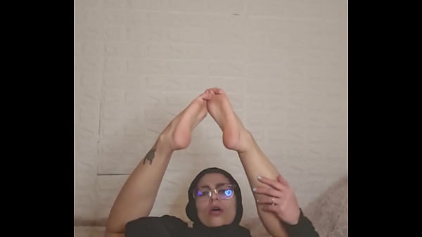 Koleksi Sensual Kaki Mulus Mia Berjilbab, Istri Arab Yang Menggoda