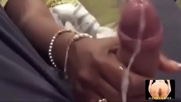Goyangan Tangan Oleh Ibu Rumah Tangga India Yang Menggoda