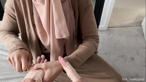 Ibu Tiri Arab Bantu Anak Tiri Dengan Tangan Patah, Bikin Panas Dan Bergairah