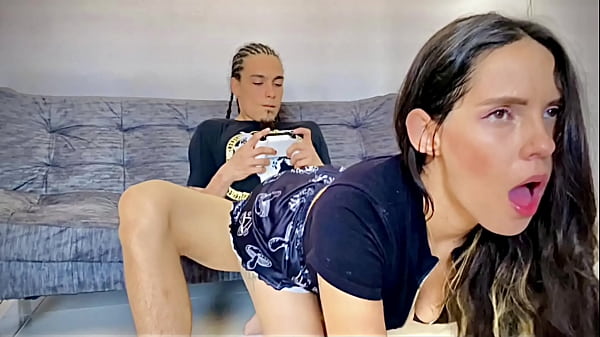 Saat Kakak Tiriku Asyik Main Game, Aku Asyik Mainin Kontol Besarnya