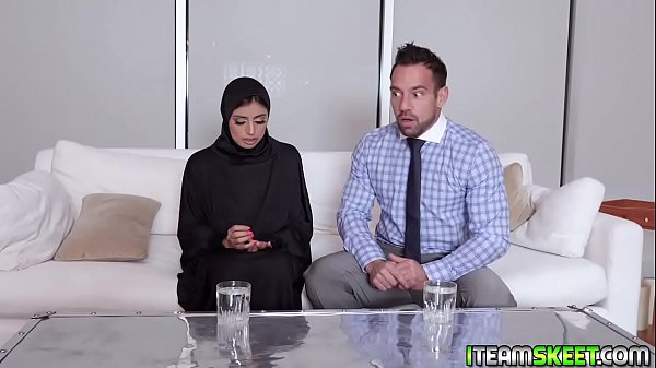 Gadis Muslimah Panas Digoyang Dari Belakang