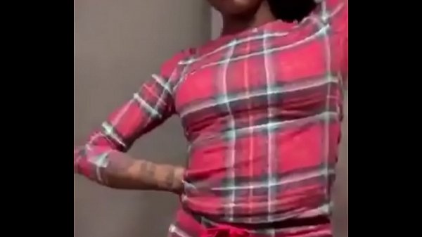 Asian Doll Menggoyangkan Pantatnya Yang Montok Di Instagram Live Sambil Menyanyikan Lagu Barunya, Dengan Gerakan Mulut Yang Menggoda.