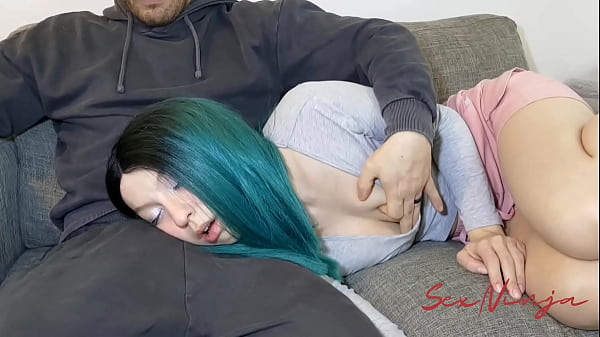 Hanya Ingin Rebahan Di Pangkuan Kakak Tiriku Untuk Tidur Siang
