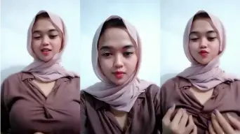 Gadis Berjilbab Menggoda Dengan Gerakan Sensual