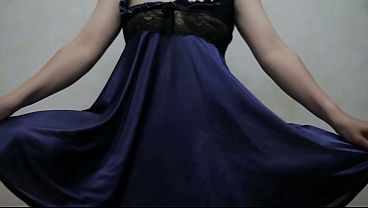 Gadis Indonesia Berdiri Dengan Lingerie Biru, Menggoda Dengan Gerakan Sensual