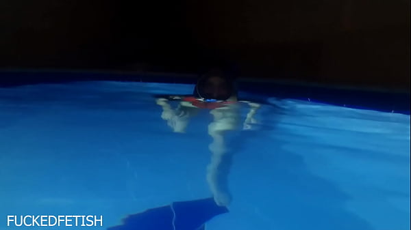 Helen Bintang: Bikini Seksi, Topeng Malam, Dan Kolam Menggoda