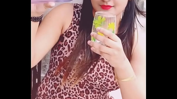 Cewek India Ngepose Sambil Ngangkang, Bikin Makin Pengen.
