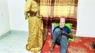 Bhabhi Pakai Saree Basah, Suami Mainin Sampai Crot Di Kamar
