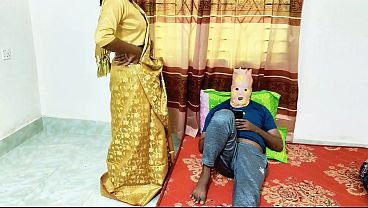 Bhabhi Pakai Saree Basah, Suami Mainin Sampai Crot Di Kamar