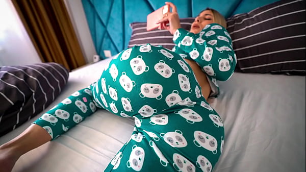 Kakak Tiri Ketahuan Nonton Film Porno, Lalu Kusurga Sampai Klimaks Dan Memohon Untuk Kuterami Dalam-dalam.