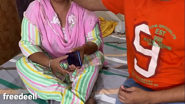 Patni Ko Mere Dost Ne Choda – Garmi Bhara Threesome