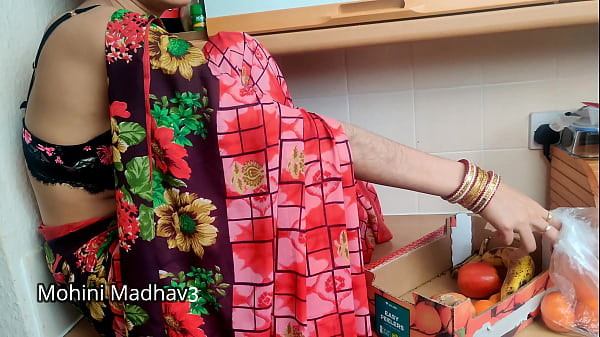 भारतीय देसी फल वाली मालकिन ने भाव-ताव में ग्राहक के संग जोरदार चुदाई की हिंदी आवाज