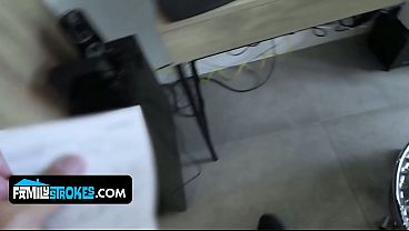 Gadis Latin Remaja Bikin Bapak Tiri Ngiler Lihat Tubuh Montoknya Yang Menggoda.