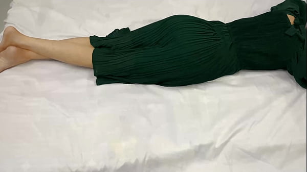 Stepiku Yang Baru 18 Tahun Sendirian Di Kamar, Aku Masuk Dan Ngentot Memeknya Di Malam Hari.