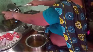 Ibu Rumah Tangga India Lagi Masak Sambil Main Sex Sama Selingkuhannya.