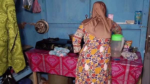 Ngentot Istri Teman Yang Lagi Asik Masak, Bikin Dapur Makin Panas.