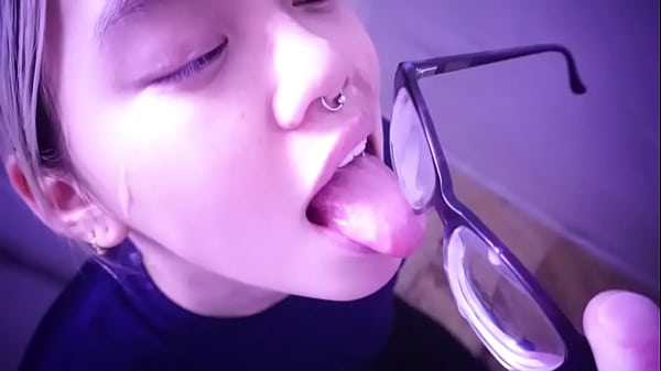 Gadis Asia Murahan Nunggu Tuannya, Jilat Air Mani Dari Kacamatanya. Video Penuh Di Sabelarsene.com