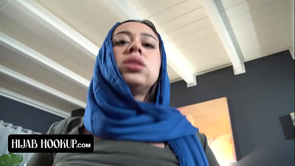 Nakal Betul, Cewek Arab Ini Nge-*blowjob* Bokep Kakak Tirinya Biar Mulut Rapat, Rahasia Mereka Aman Dari Ortu Sambilan Yang Galak Banget.