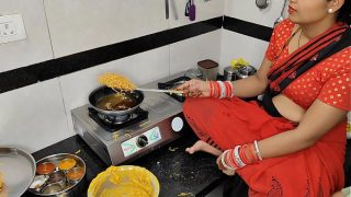 Komal Lagi Bikin Camilan Pas Diwali, Si Adik Ipar Langsung Ngegoda Buat Bawa Kakak Iparnya Ke Ranjang.