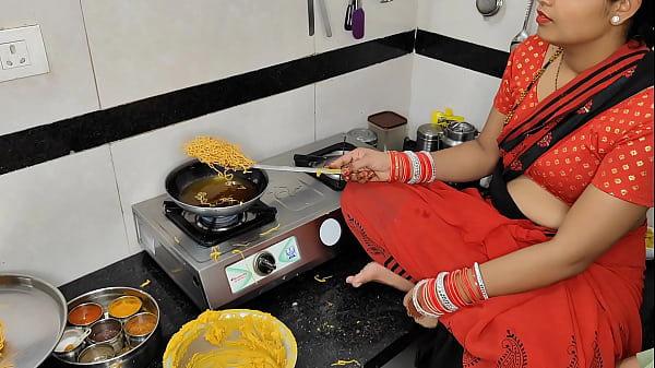 Komal Lagi Bikin Camilan Pas Diwali, Si Adik Ipar Langsung Ngegoda Buat Bawa Kakak Iparnya Ke Ranjang.