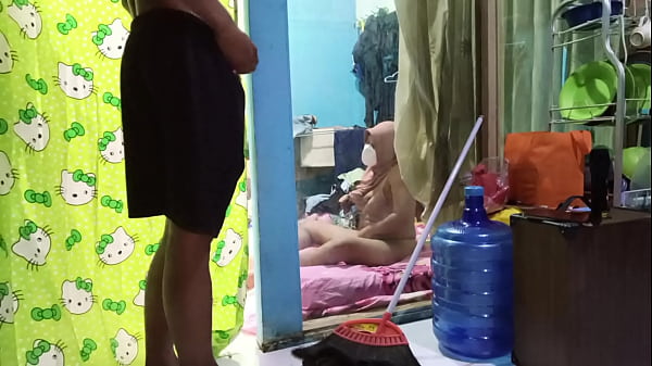 Ngentotin Istri Temen Sambil Dia Lagi Mainin Memek Sendiri.