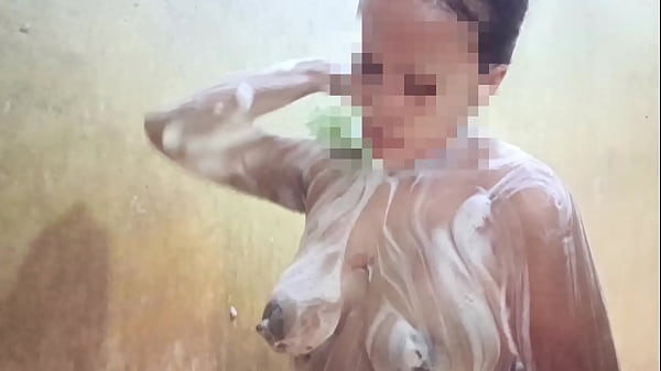 Lihatin Aku Mandi, Sayang, Biar Lihat Basahnya Tubuhku Yang Menggoda.