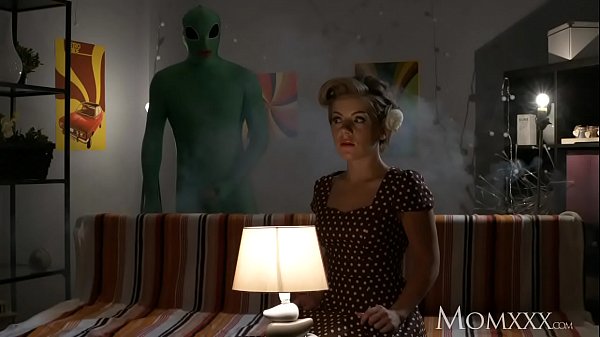 Mama Rumah Tangga Kesepian Dirogoh Dalem-dalem Alien Pas Malam Halloween.