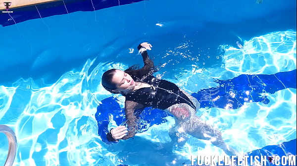 Cipokan Jessica Bunny Di Kolam Renang, Basah Kuyup Dan Siap Digoyang.