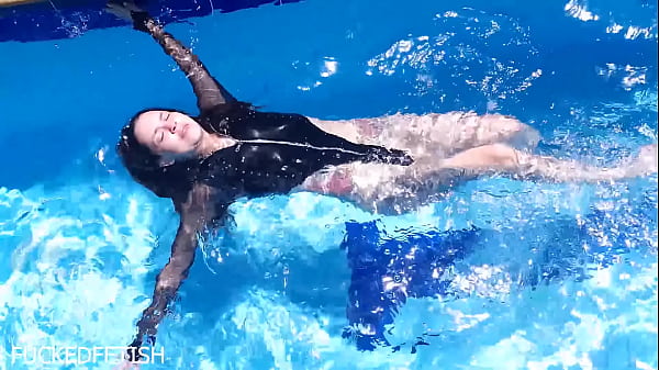 Jessica Bunny Basah Kuyup Tubuh Karetnya Menggelinjang Di Dasar Laut.